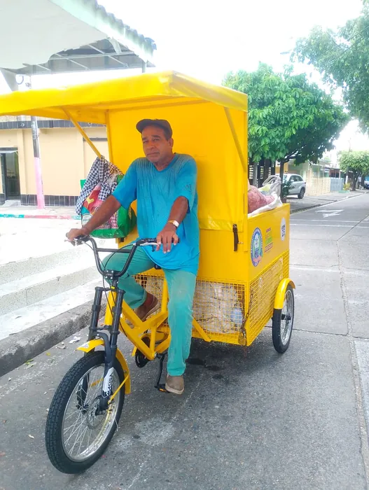 Reciclador de la Asociación de Recicladores MC en su triciclo de la Ruta Verde