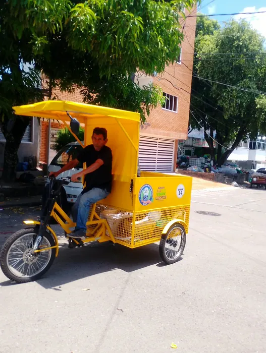 Reciclador de la Asociación de Recicladores MC en su triciclo de la Ruta Verde