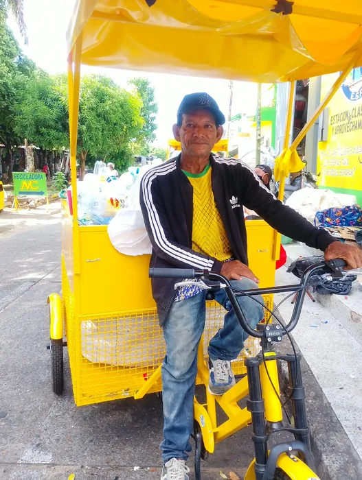Reciclador de la Asociación de Recicladores MC en su triciclo de la Ruta Verde