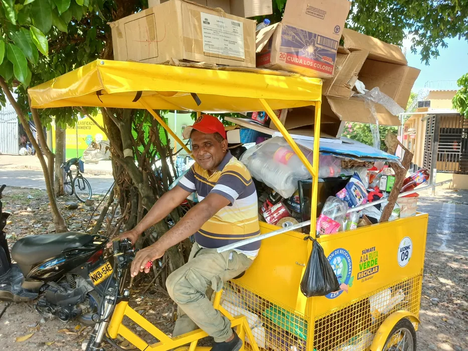 Reciclador de la Asociación de Recicladores MC en su triciclo de la Ruta Verde